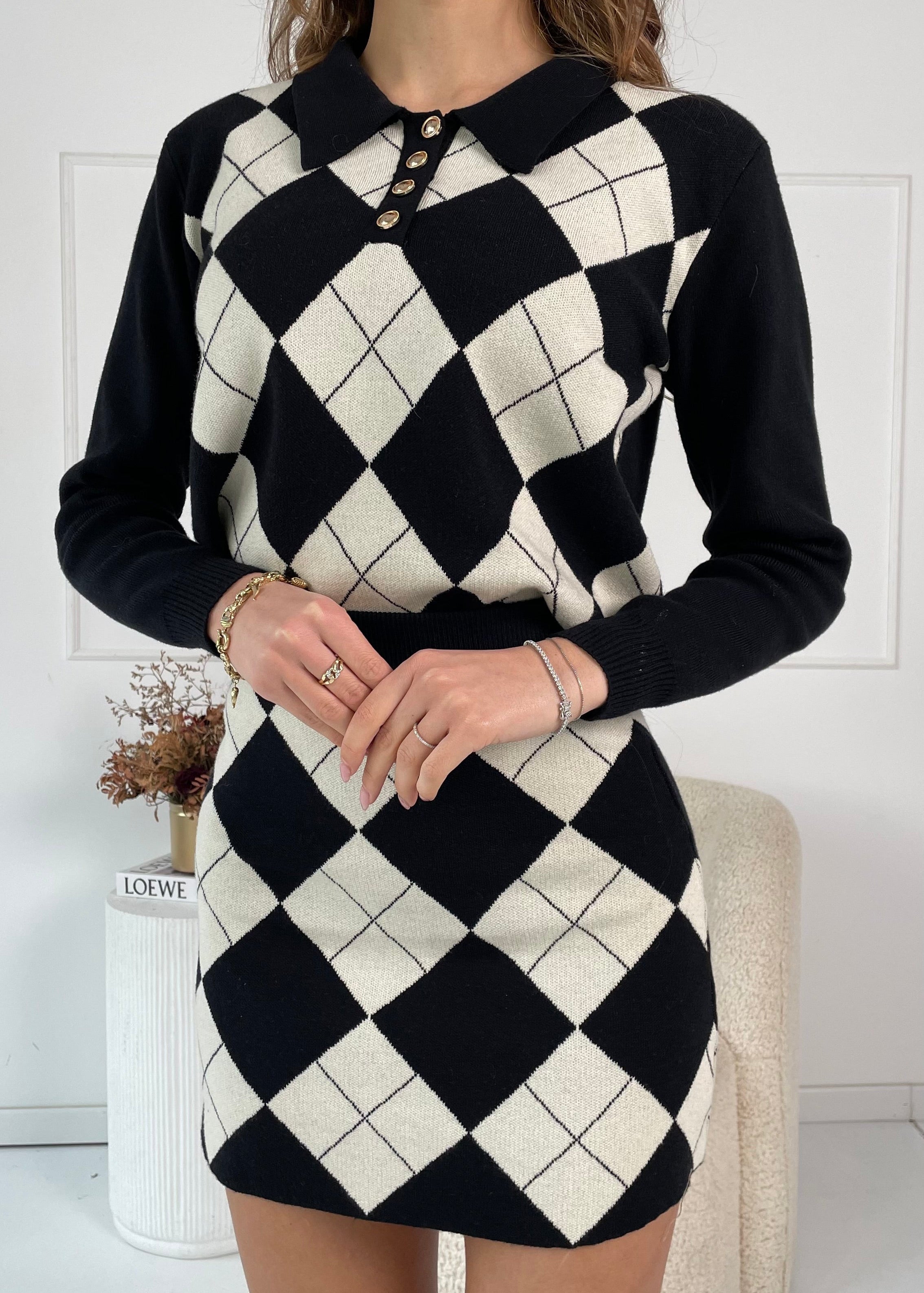 PERLY - set in maglia polo e gonna a motivo rombo in nero