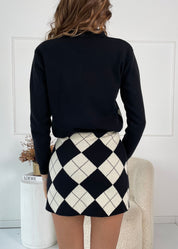 PERLY - set in maglia polo e gonna a motivo rombo in nero