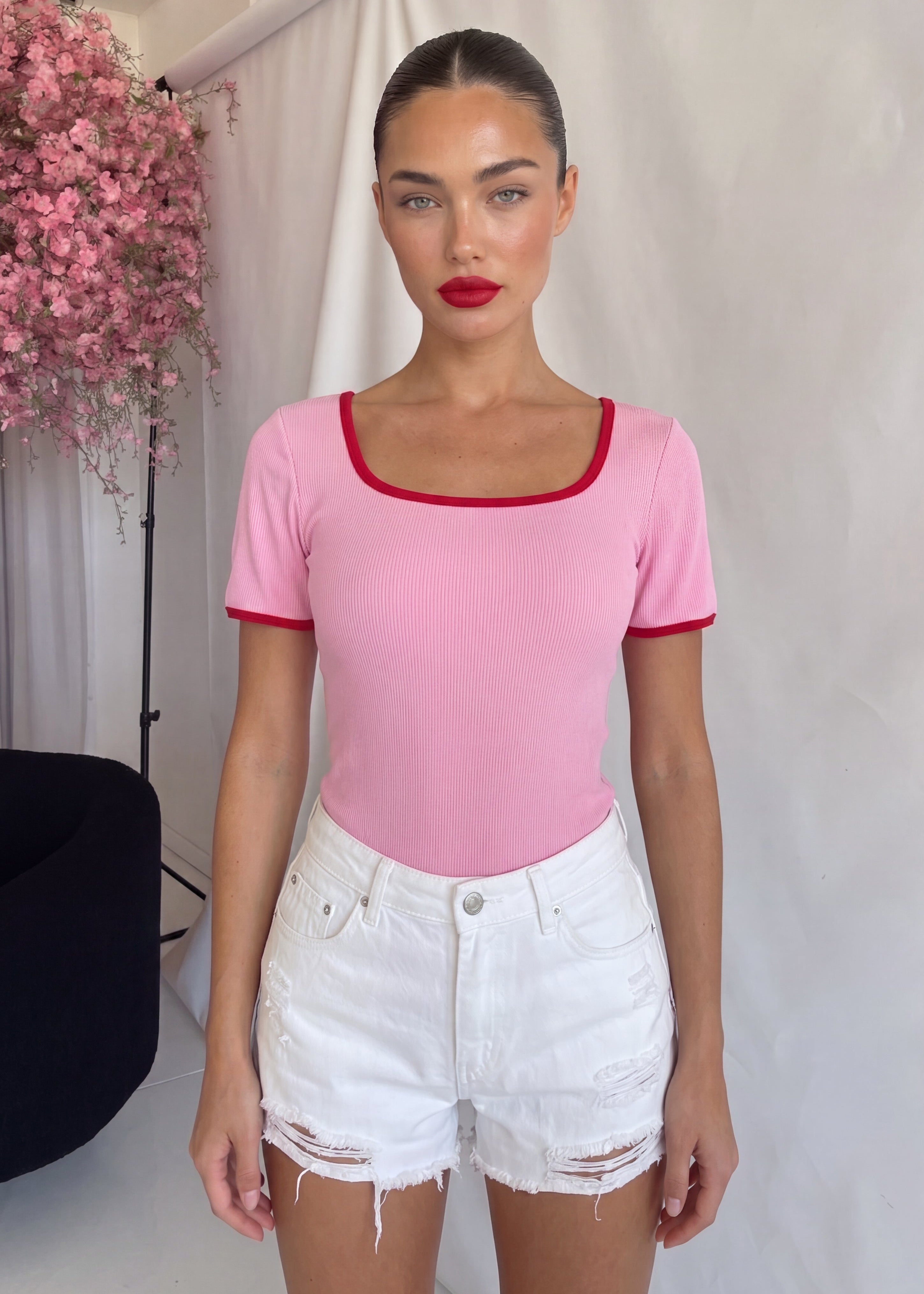 PERRY - body maniche corte rosa con orlo rosso a contrasto