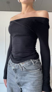 PEYTON - maglietta con spalle scoperte e drappeggio con strass in nero