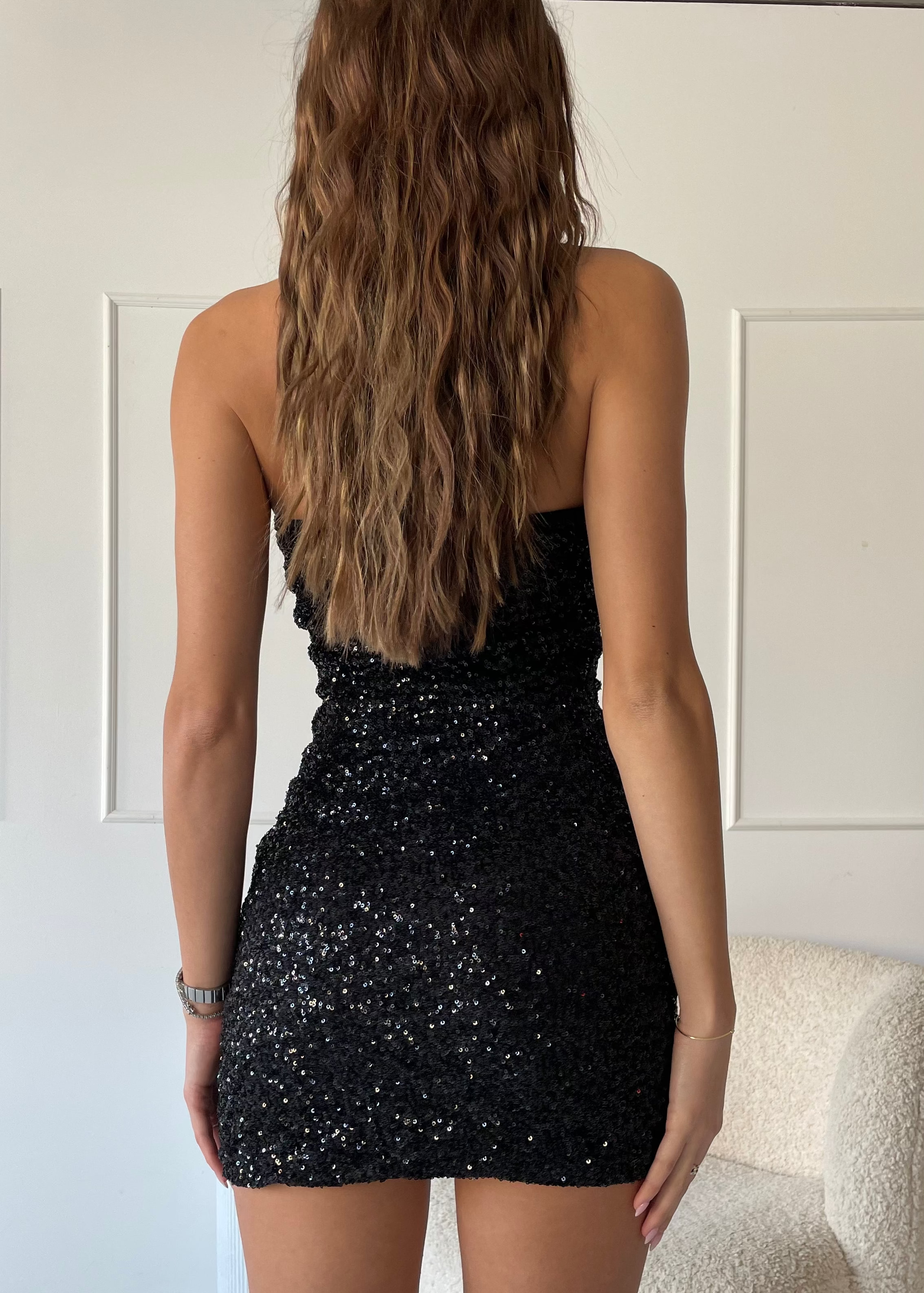 RAVYN - abito mini in paillettes nero con scollo a cuore