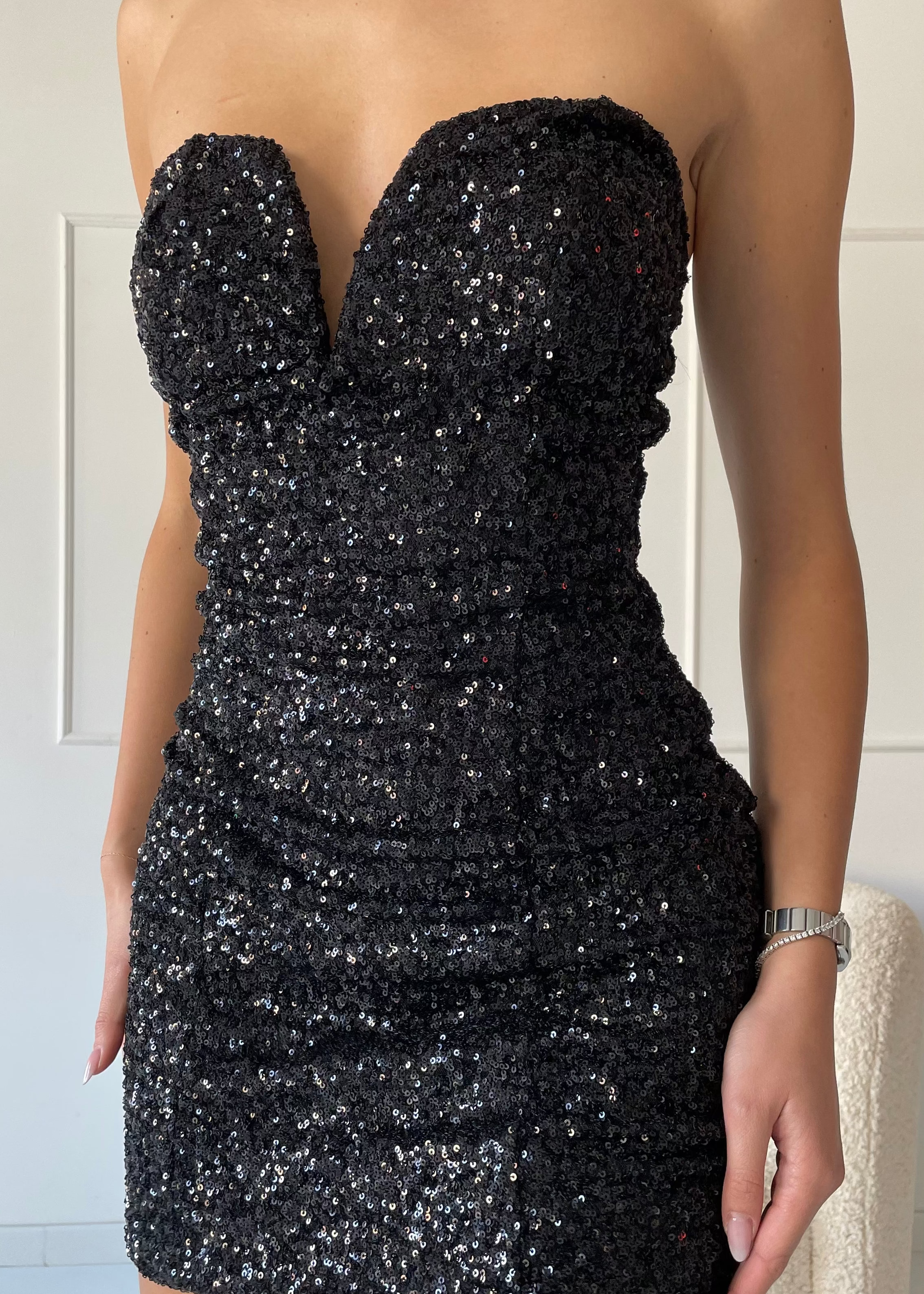 RAVYN - abito mini in paillettes nero con scollo a cuore