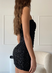 RAVYN - abito mini in paillettes nero con scollo a cuore