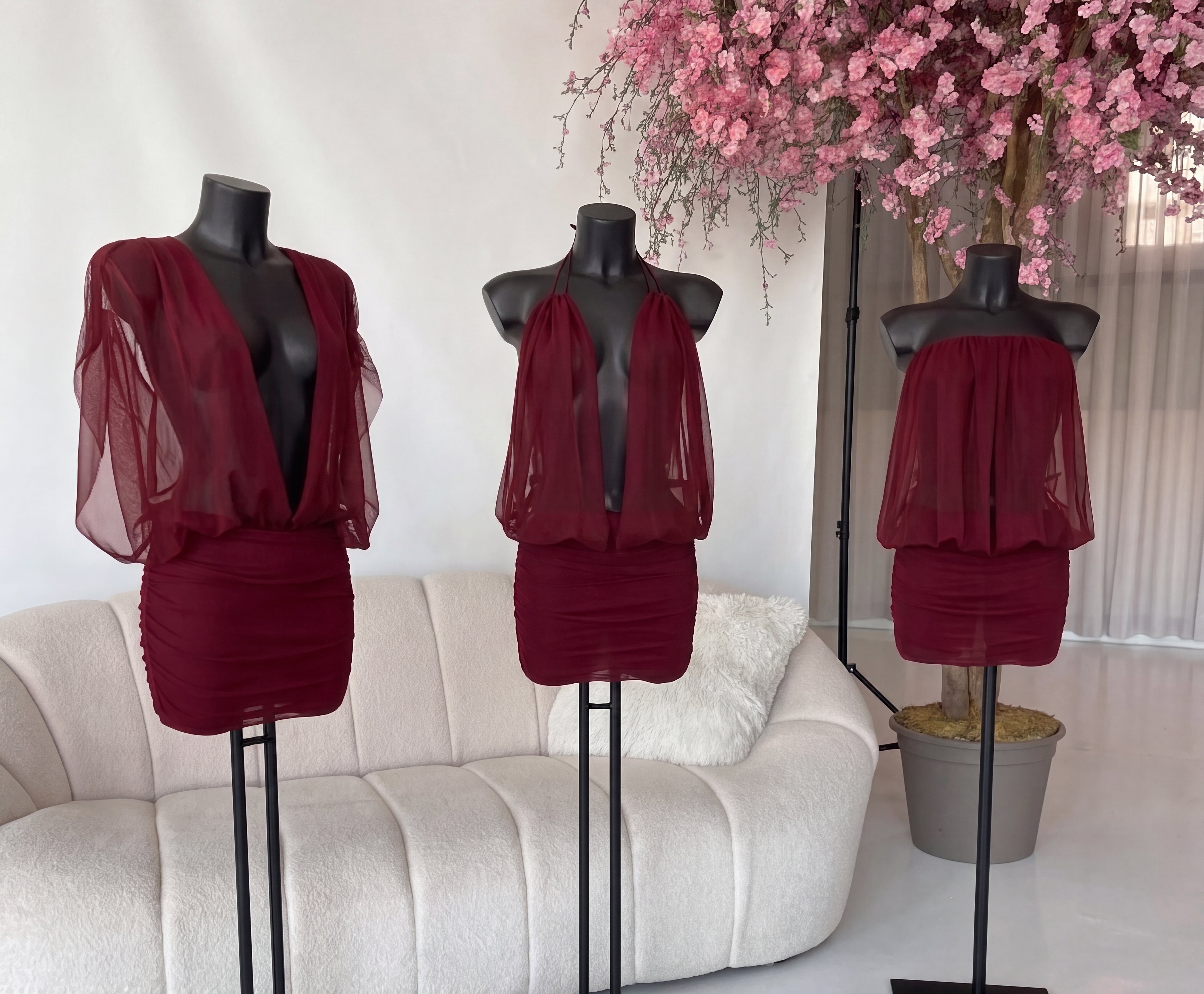 SHELLY - vestito corto con scollo peplo in tessuto mesh in bordeaux