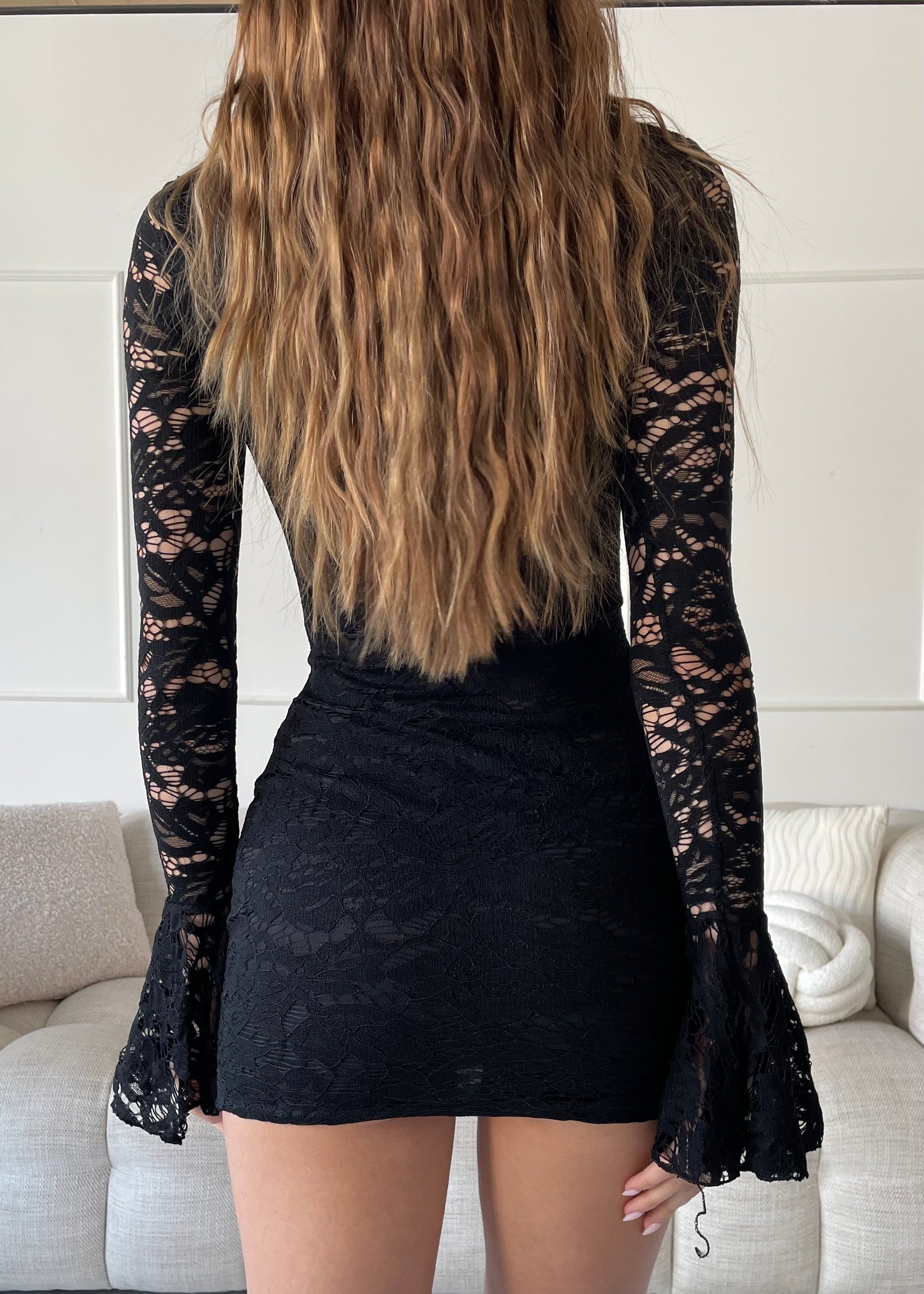 SIMONE - vestito mini nero in pizzo con lacci al collo