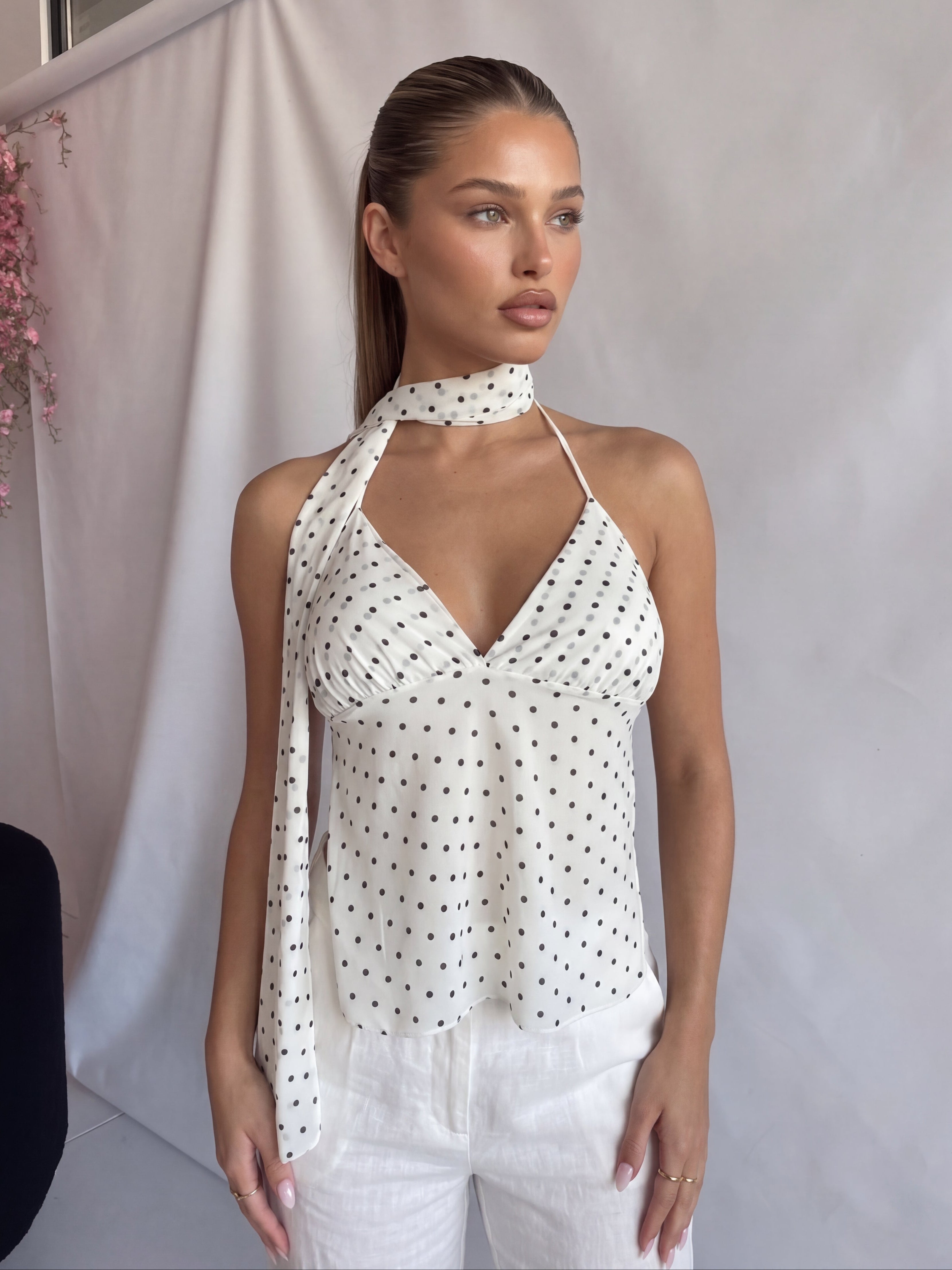 VENNY - top con foulard al collo e schiena scoperta in bianco a pois