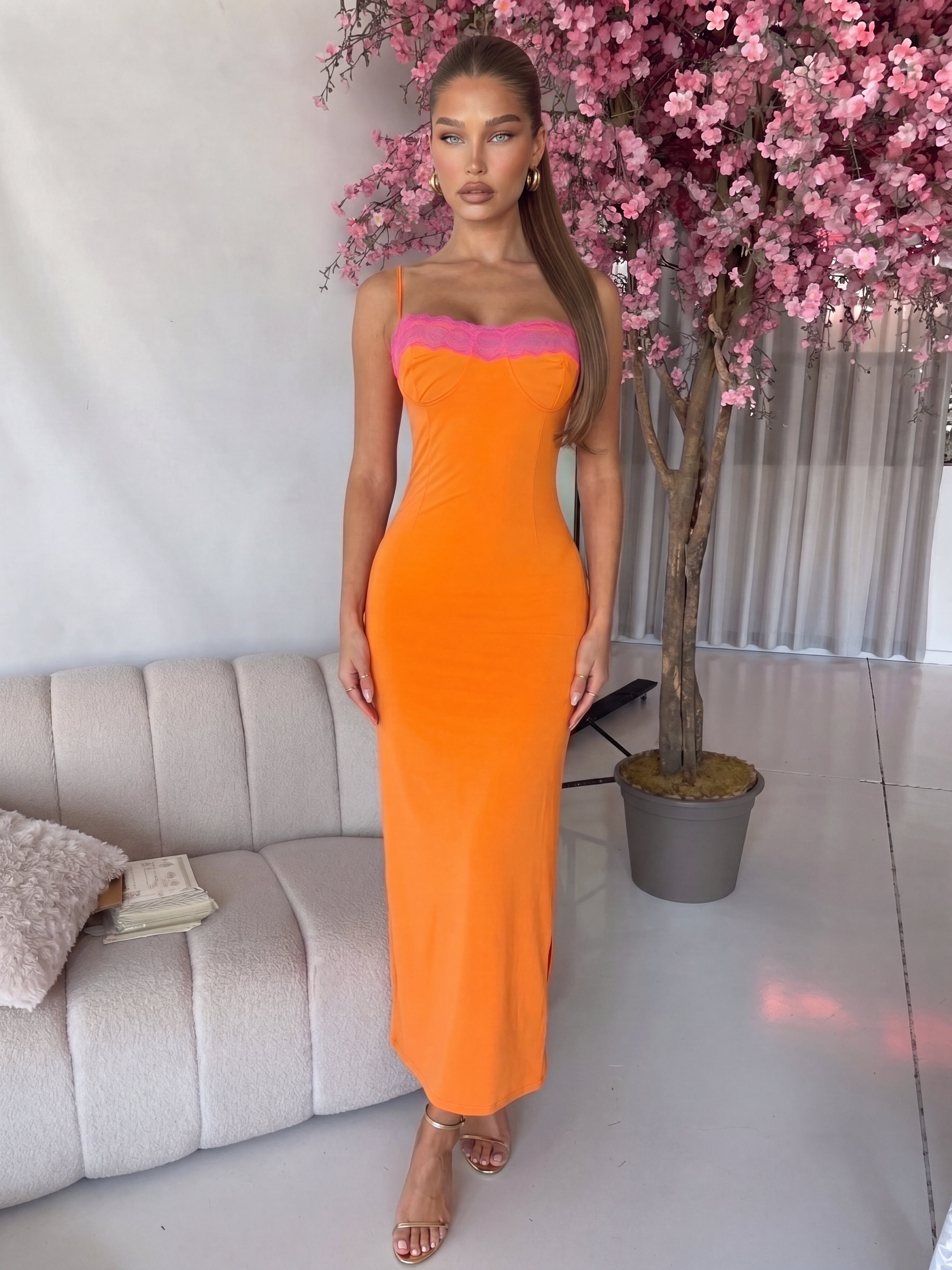 VIKI - abito midi arancione con pizzo fuchsia a contrasto