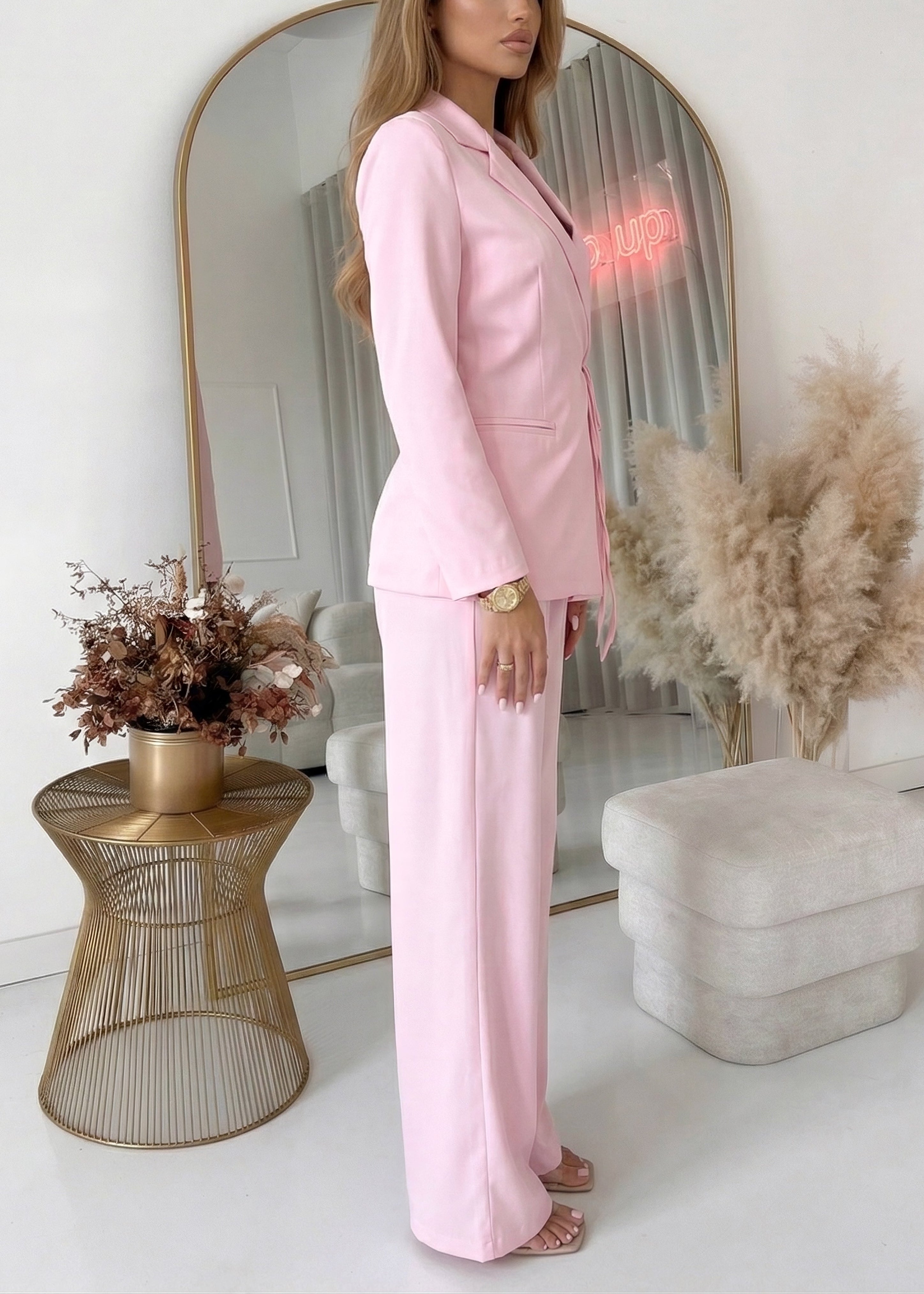 WILA - set giacca pantaloni tailleur rosa con chiusura laterale fiocco