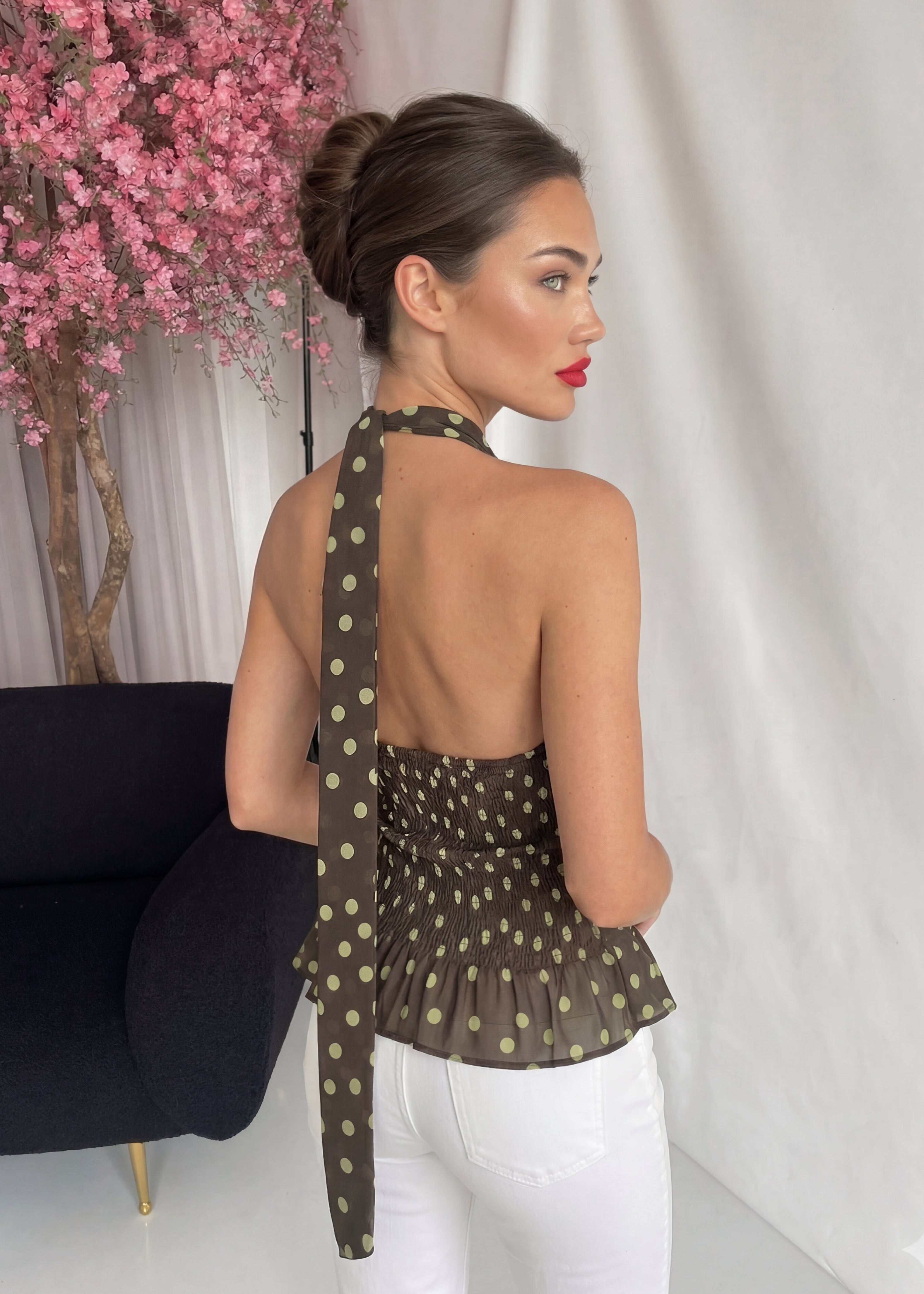 YSEE - top monospalla con foulard al collo marrone a pois