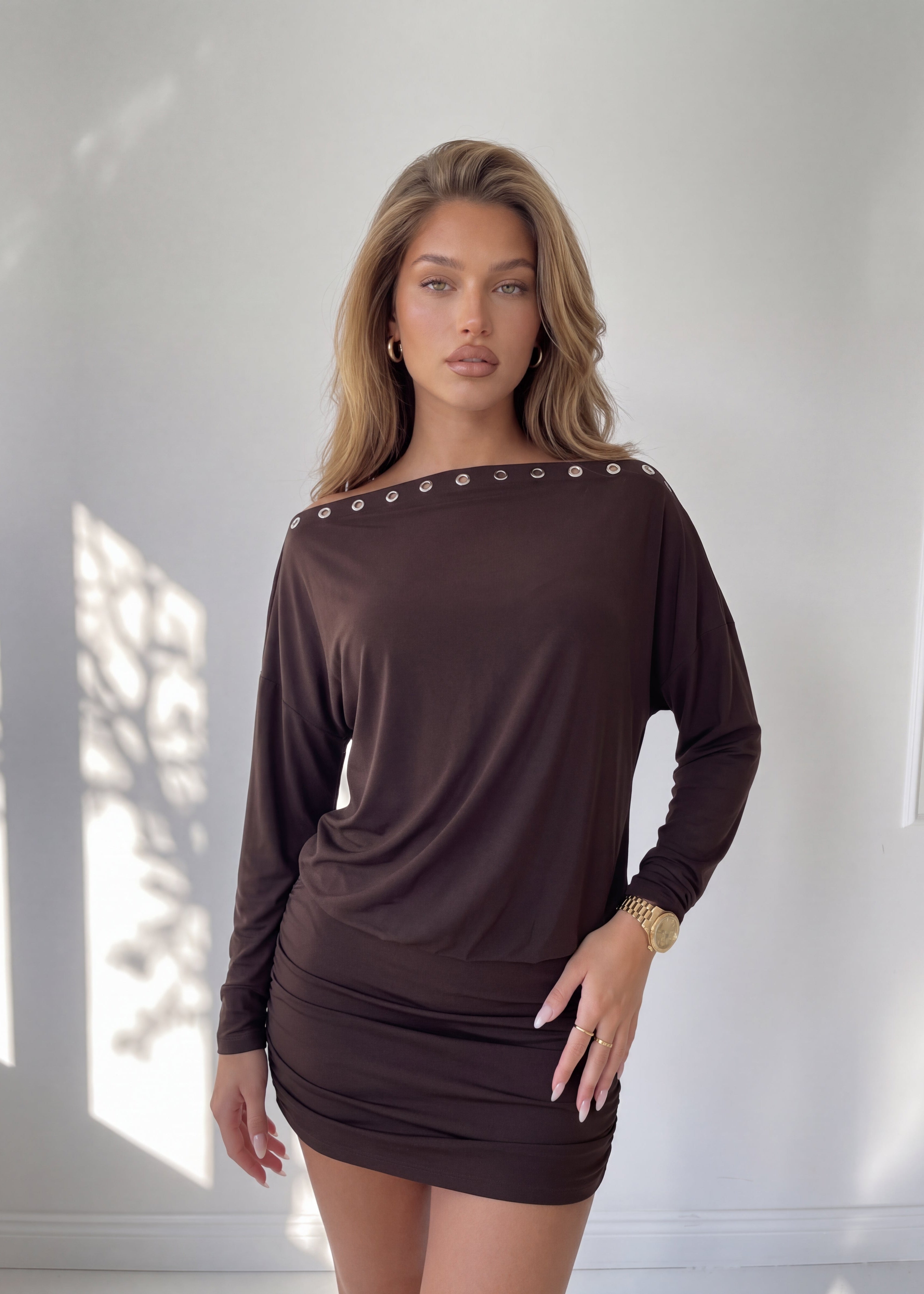 ZAKA - vestito mini corto con scollo a barca in marrone