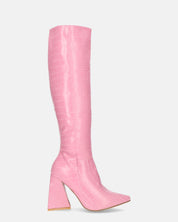 TRUDY - stivali alti con tacco alto in PU rosa con trama coccodrillo