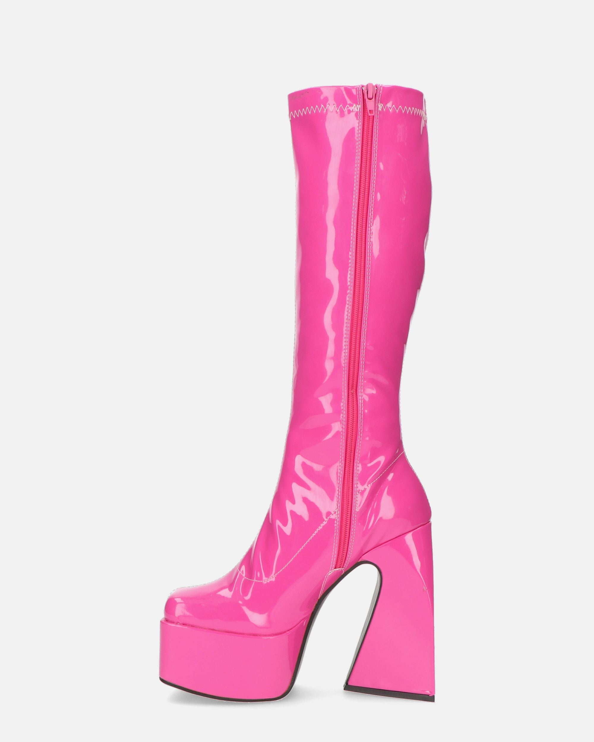 BECKA - stivali alti in glassy fucsia con cerniera e tacco squadrato