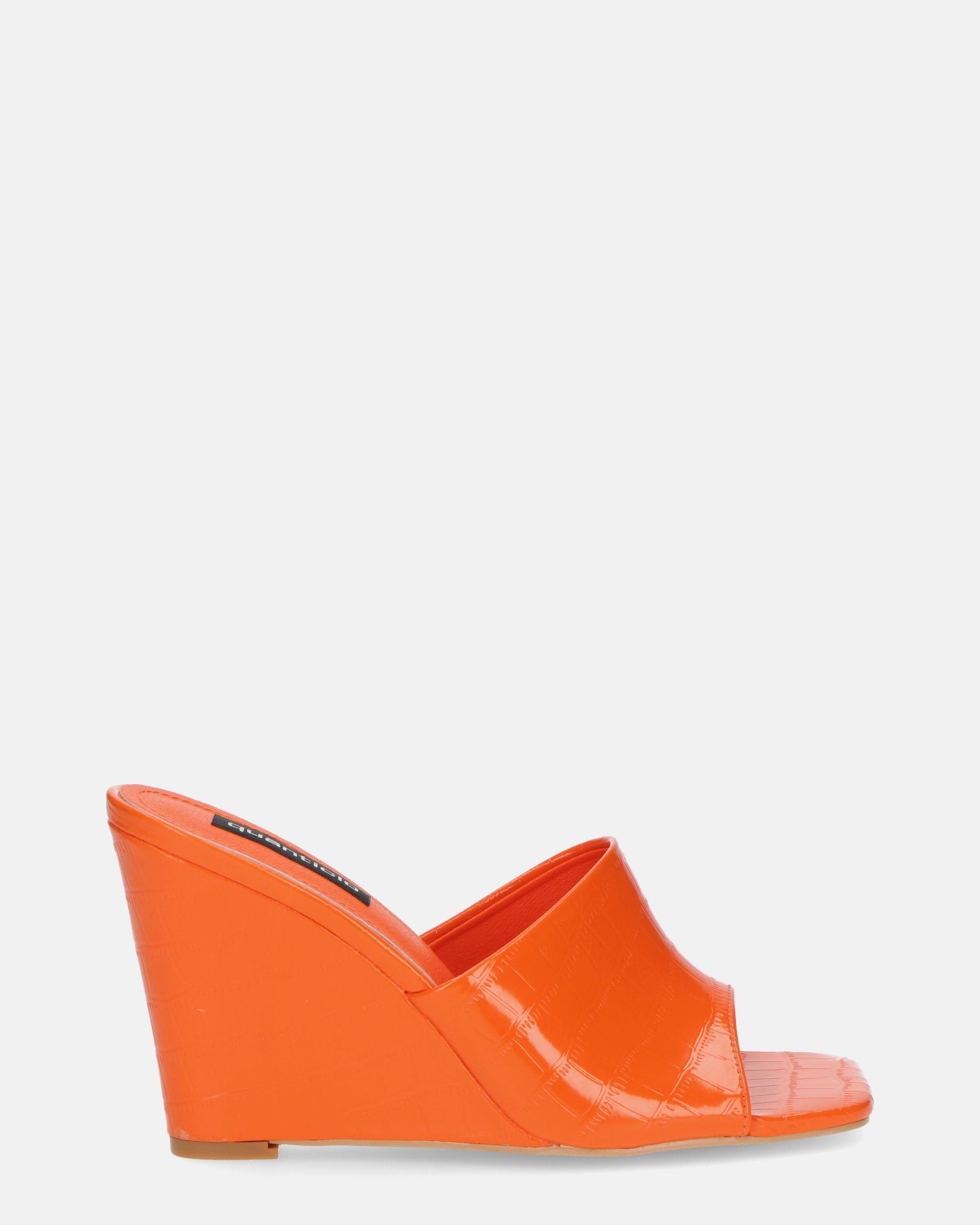 MARGHERITA - sandali con zeppa in glassy arancio a trama coccodrillo