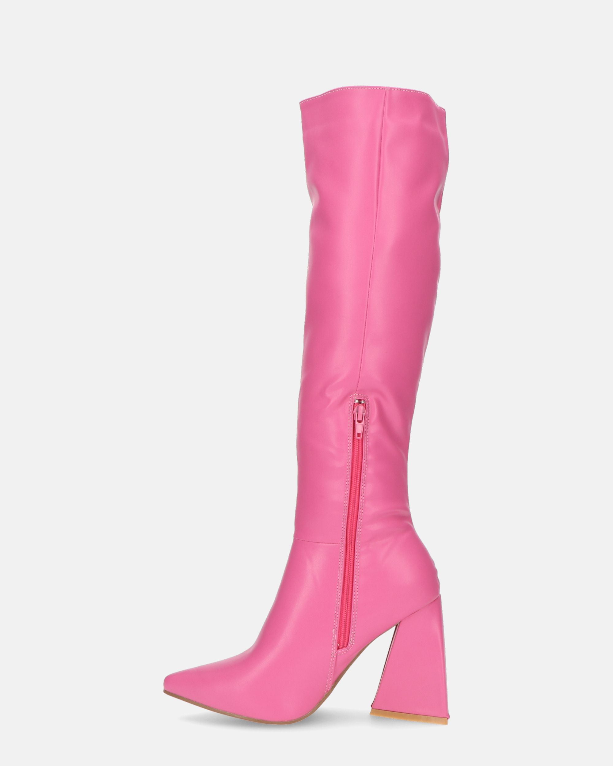 TRUDY - stivali alti con tacco alto in PU fuchsia