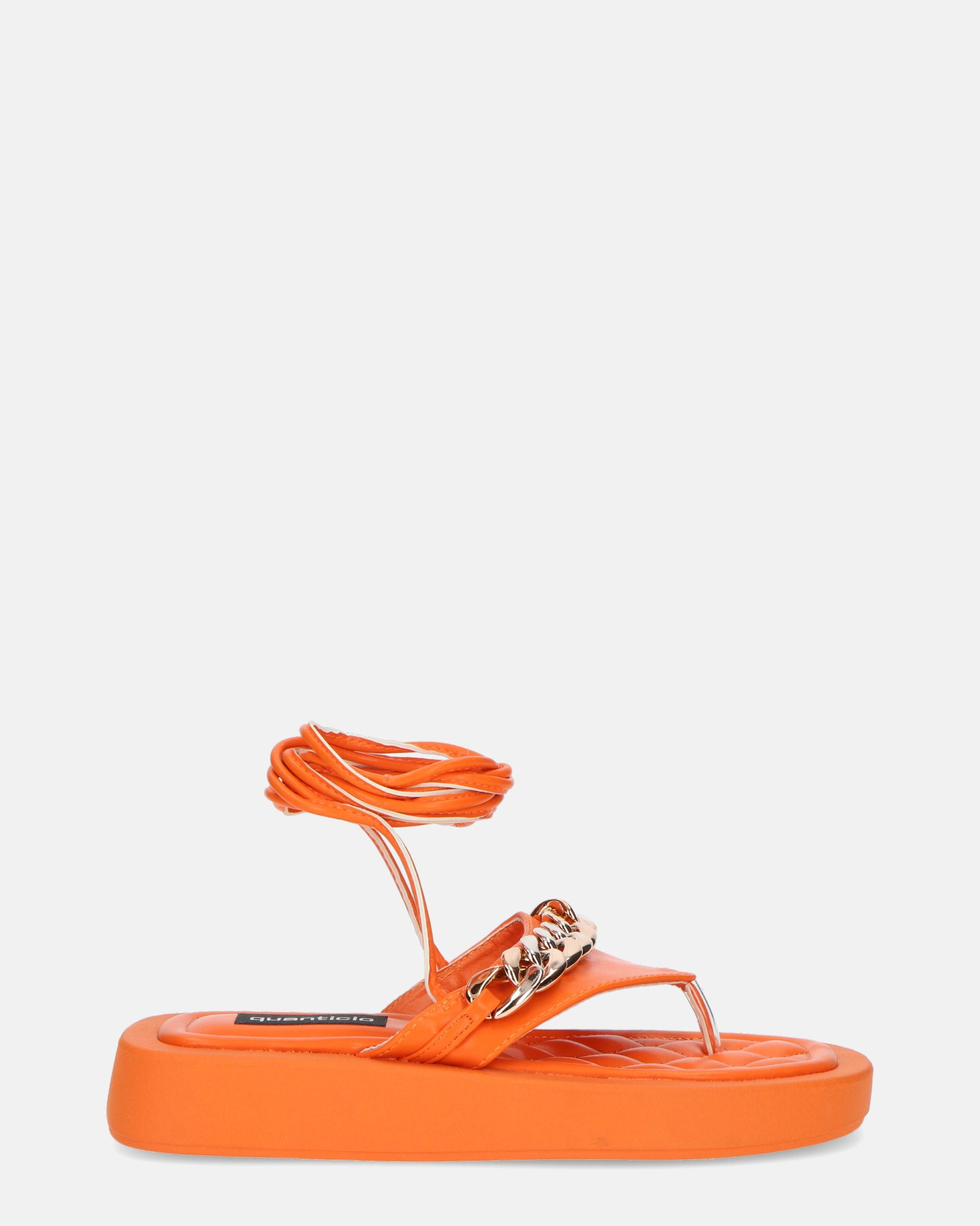 AURA - sandali bassi arancioni con catena dorata e lacci