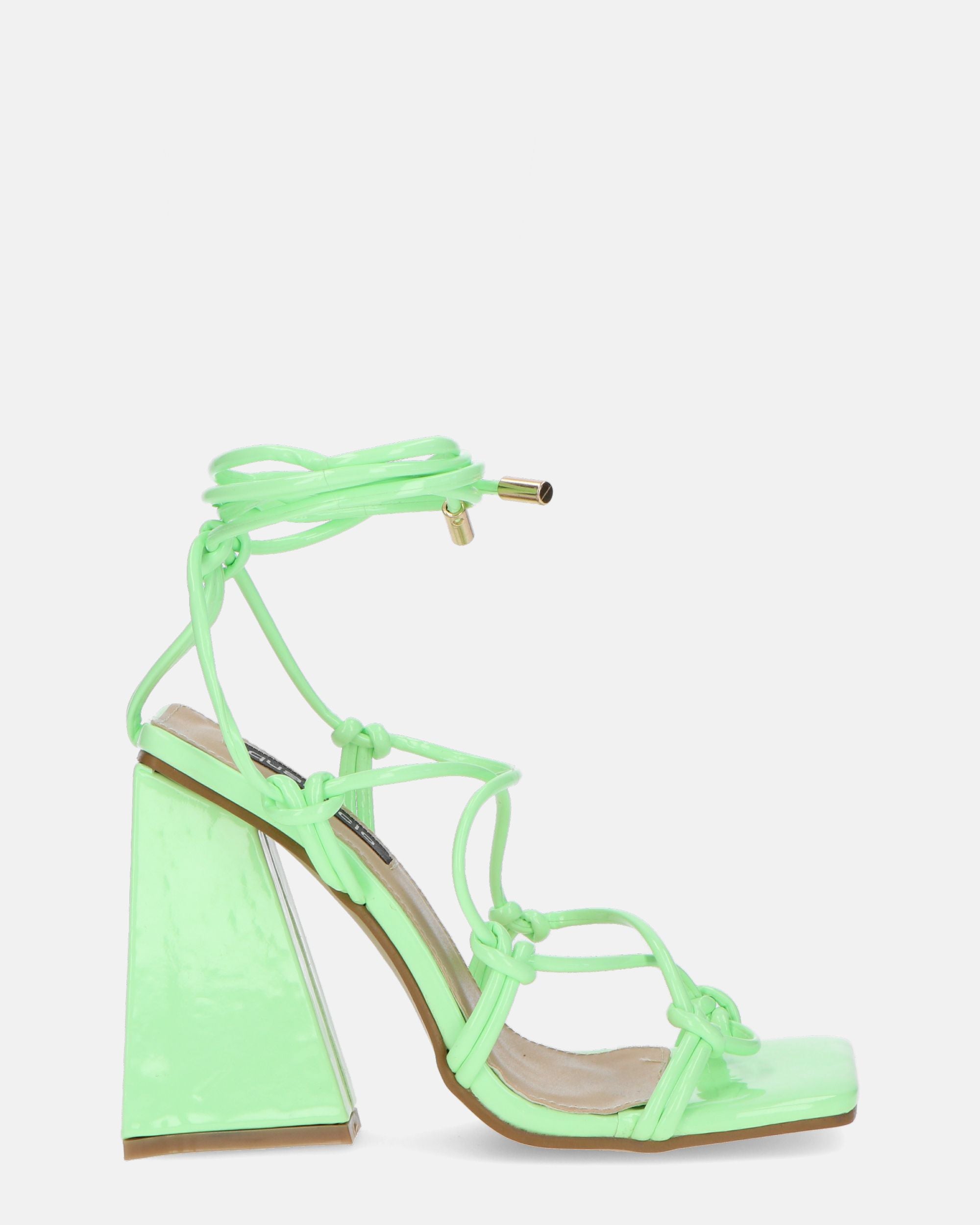 NURAY - sandali con tacco alto in glassy verde con lacci