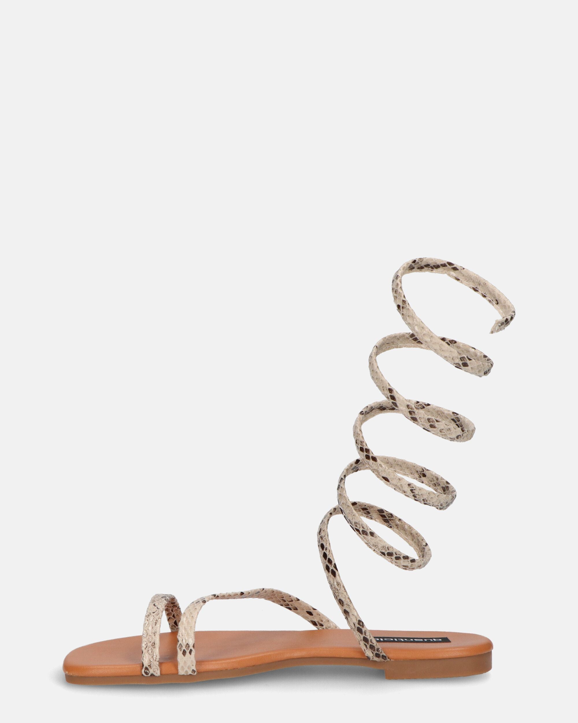SIENNA - sandali con suola marrone e spirale pitonata