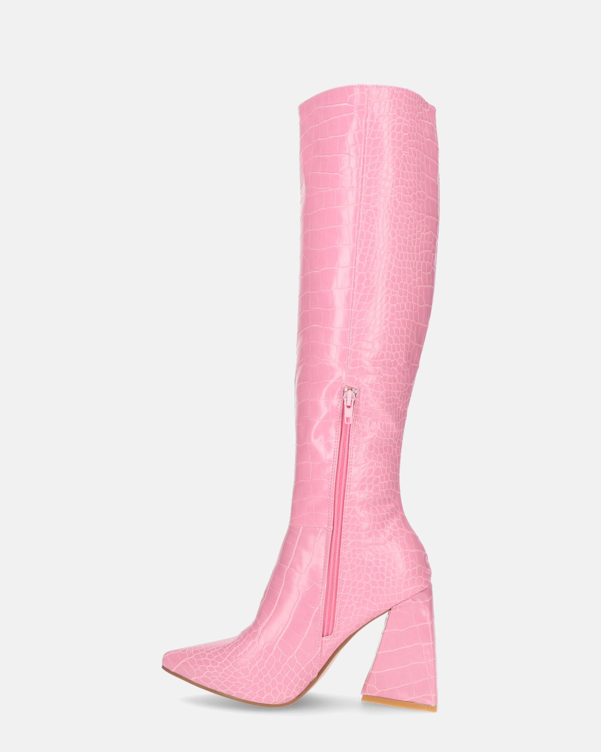 TRUDY - stivali alti con tacco alto in PU rosa con trama coccodrillo