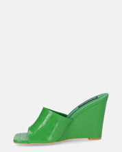 MARGHERITA - sandali con zeppa in glassy verde a trama coccodrillo