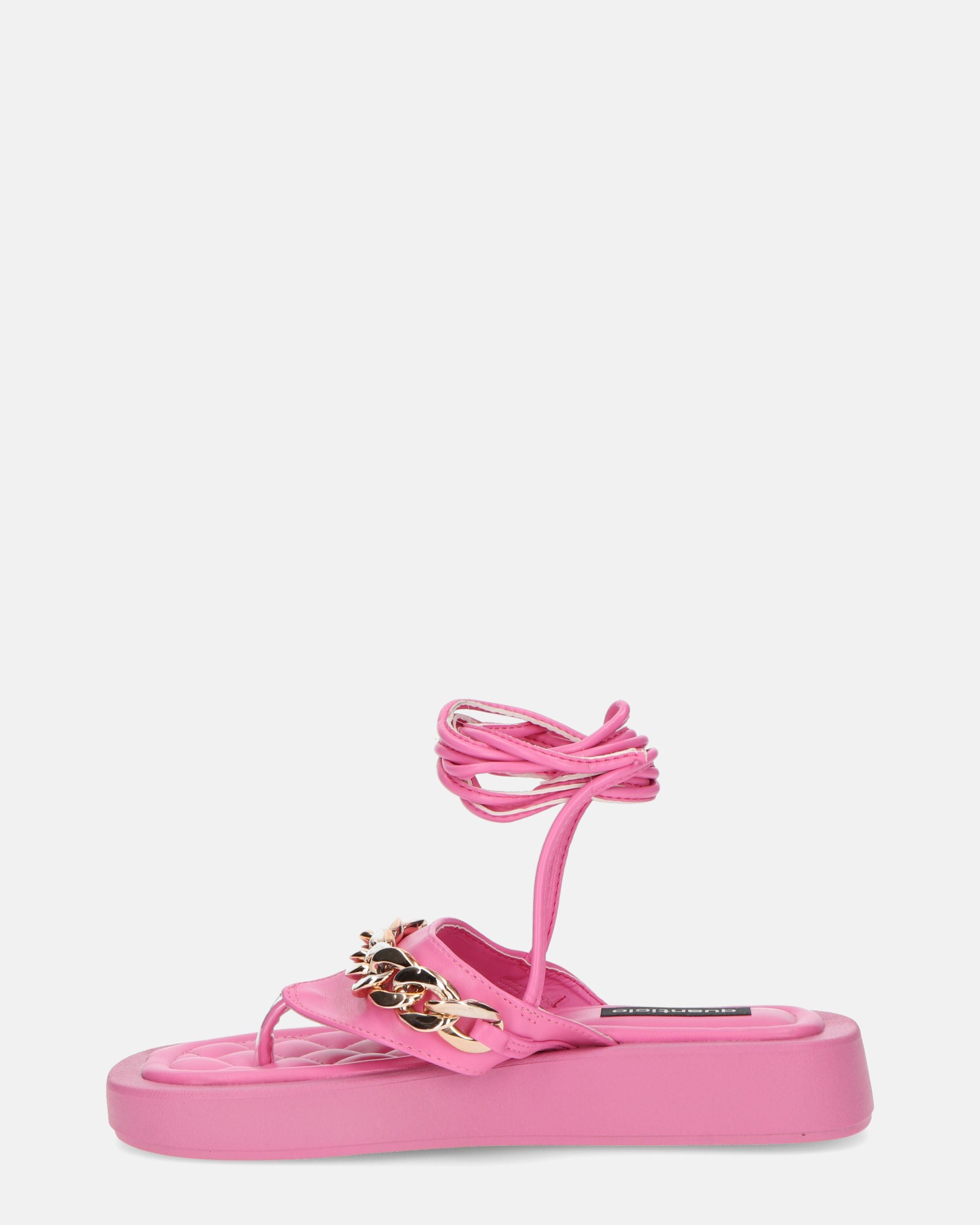 AURA - sandali bassi rosa con catena dorata e lacci