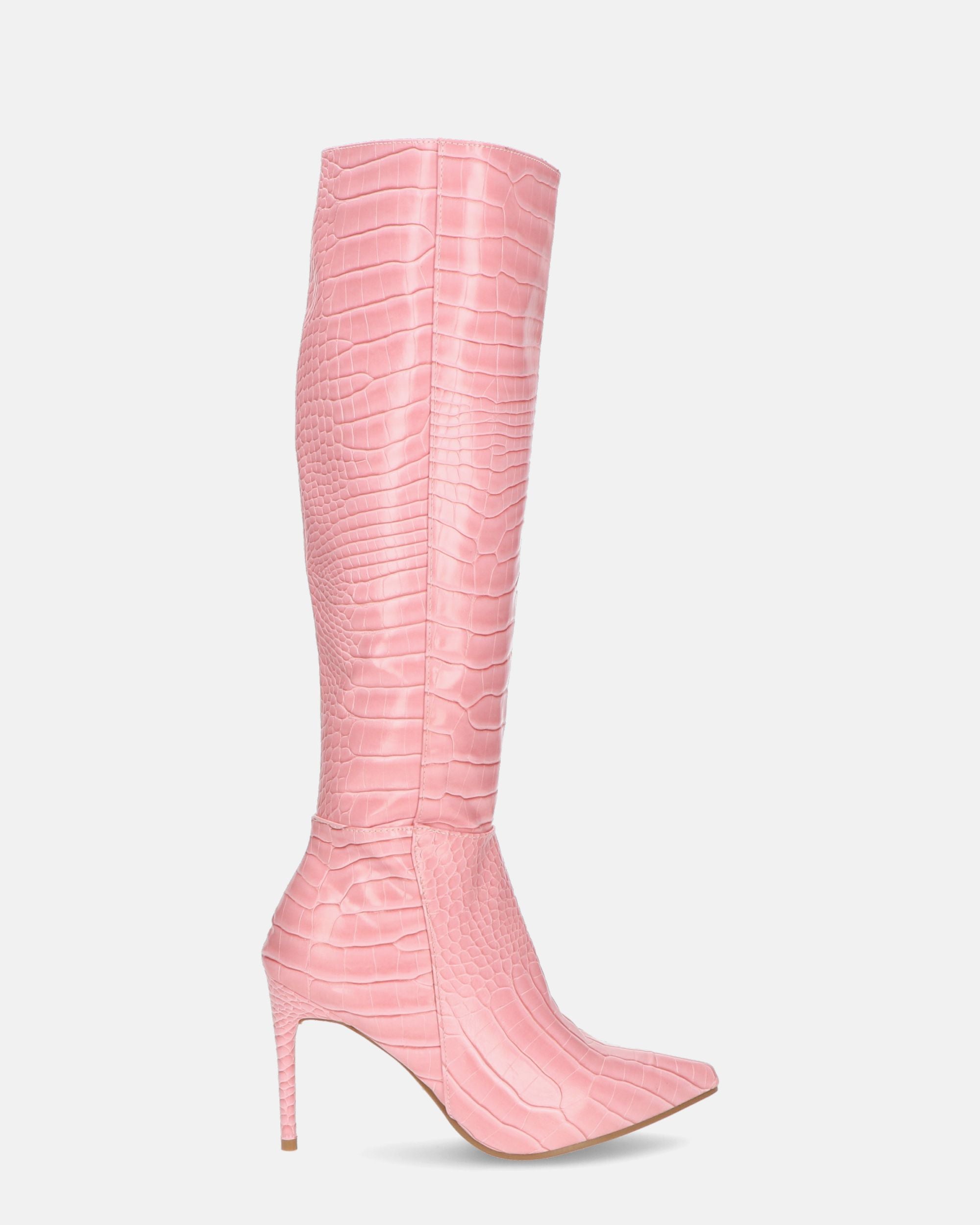 LAILA - stivali alti in ecopelle rosa con trama coccodrillo e cintura laterale