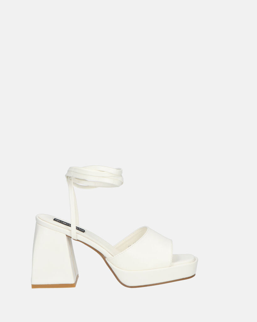 TOMI - sandali bianchi con lacci e tacco squadrato
