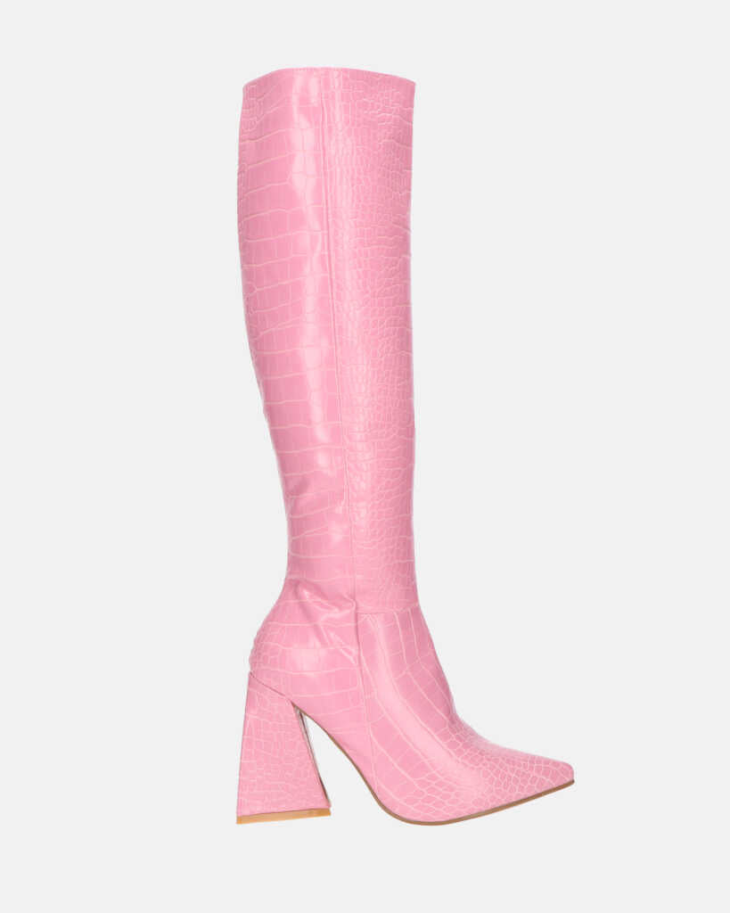 TRUDY - stivali alti con tacco alto in PU rosa con trama coccodrillo