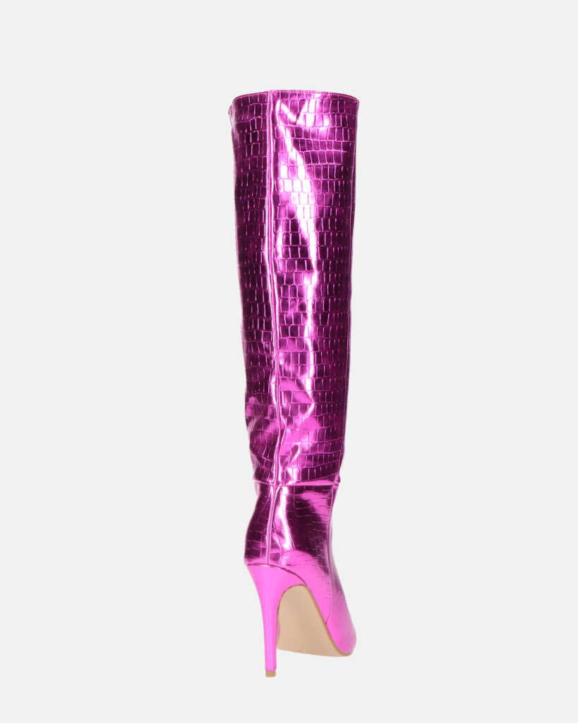 LOLY - stivale con tacco in coccodrillo fuchsia metallico