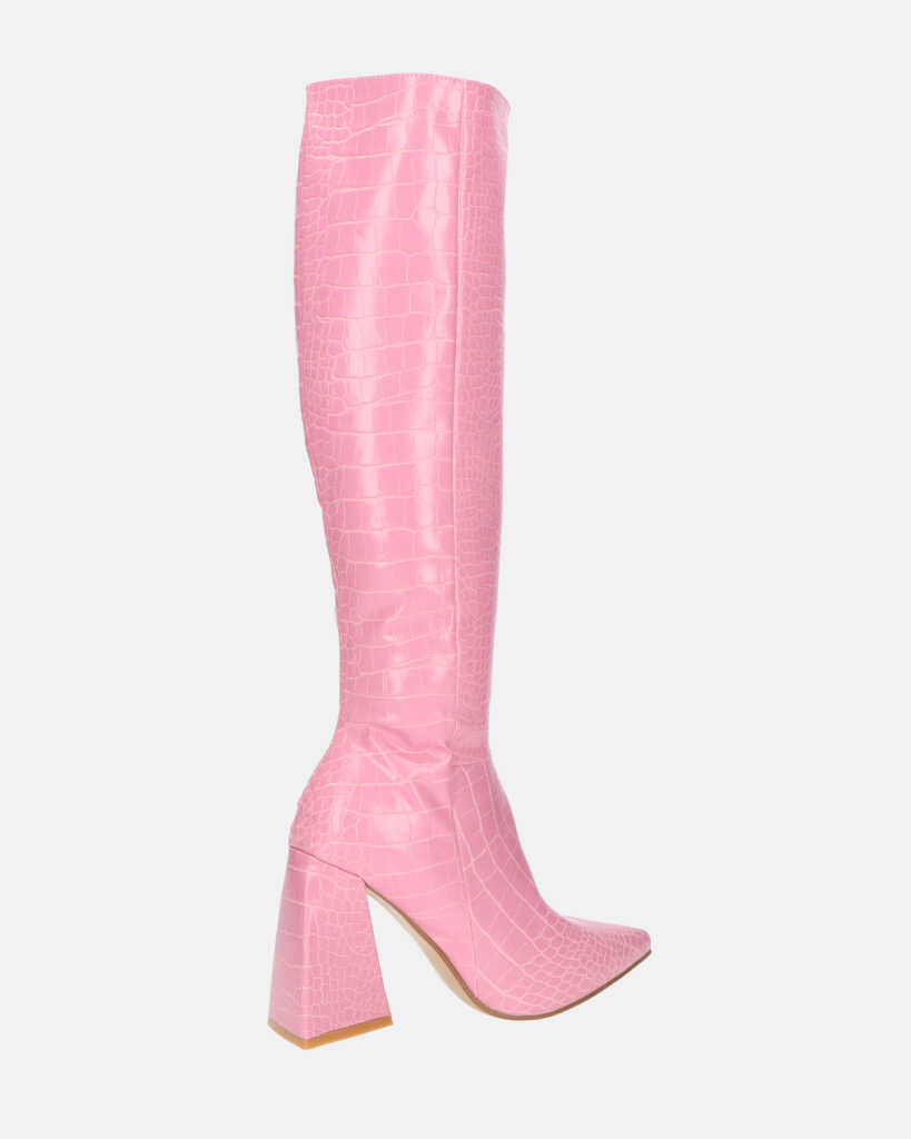TRUDY - stivali alti con tacco alto in PU rosa con trama coccodrillo