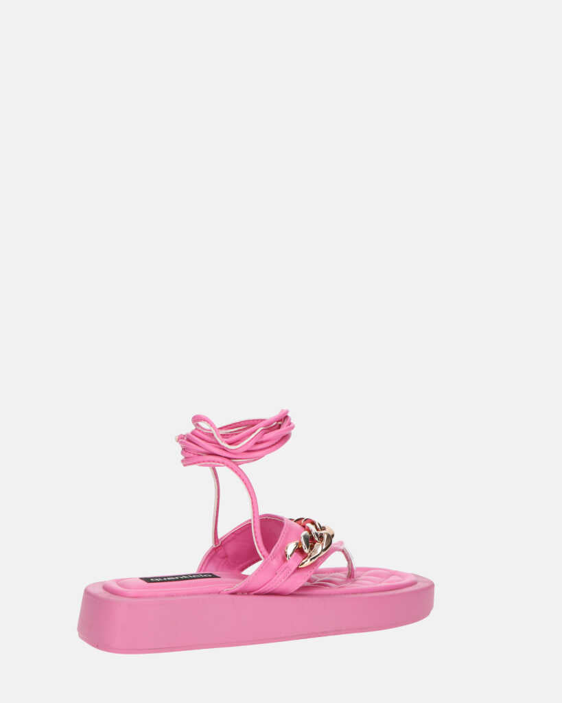AURA - sandali bassi rosa con catena dorata e lacci