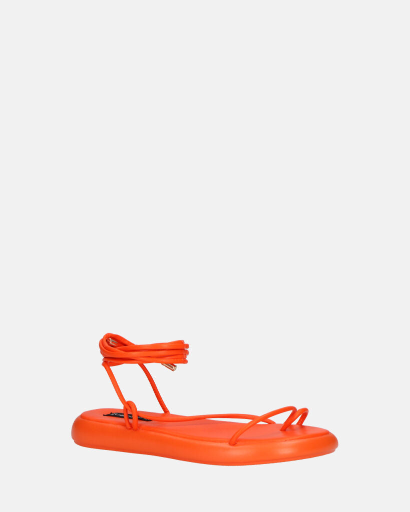 LACEY - sandali infradito bassi arancione con lacci