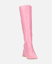 TRUDY - stivali alti con tacco alto in PU rosa con trama coccodrillo