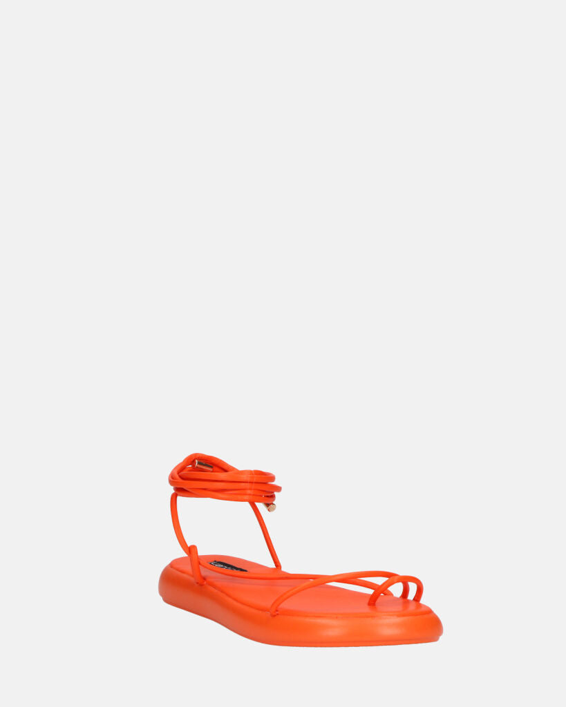 LACEY - sandali infradito bassi arancione con lacci