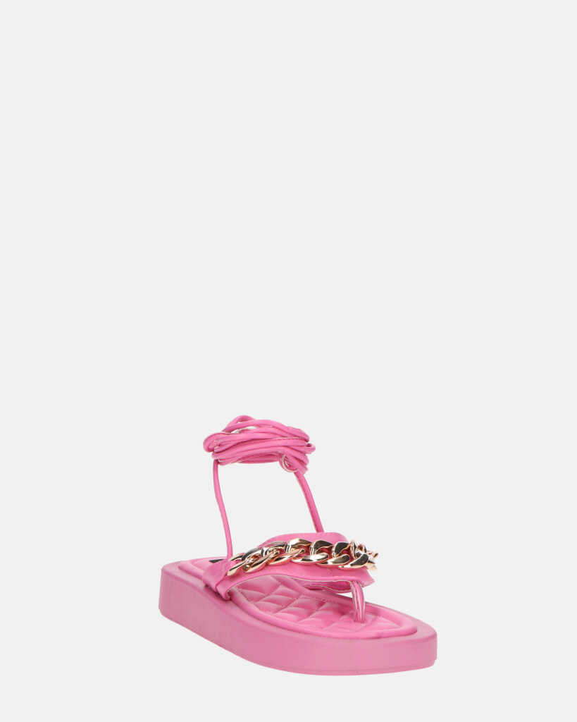 AURA - sandali bassi rosa con catena dorata e lacci