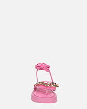 AURA - sandali bassi rosa con catena dorata e lacci