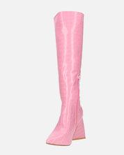 TRUDY - stivali alti con tacco alto in PU rosa con trama coccodrillo