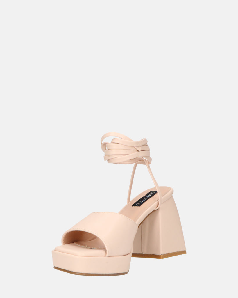 TOMI - sandali beige con lacci e tacco squadrato