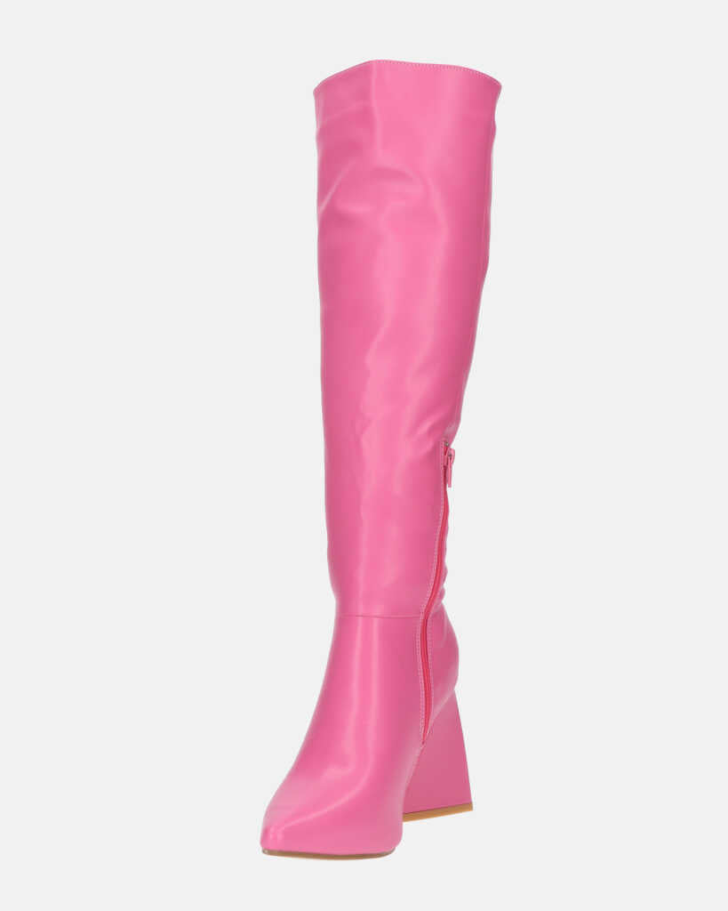 TRUDY - stivali alti con tacco alto in PU fuchsia