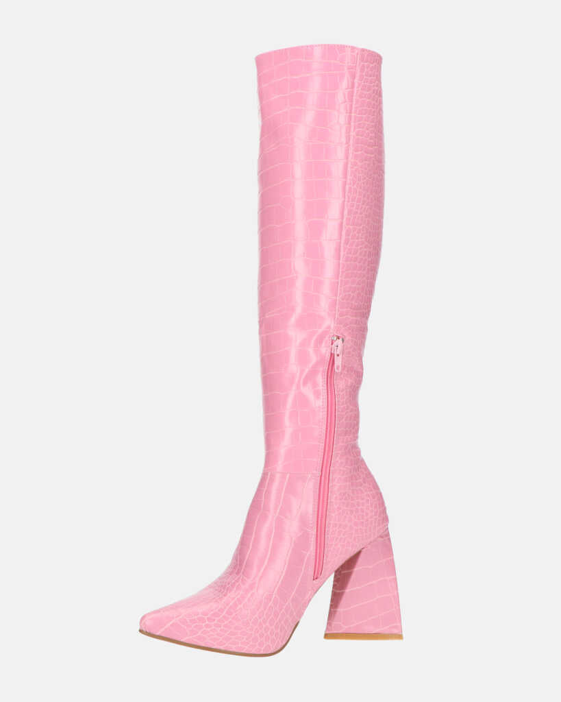 TRUDY - stivali alti con tacco alto in PU rosa con trama coccodrillo