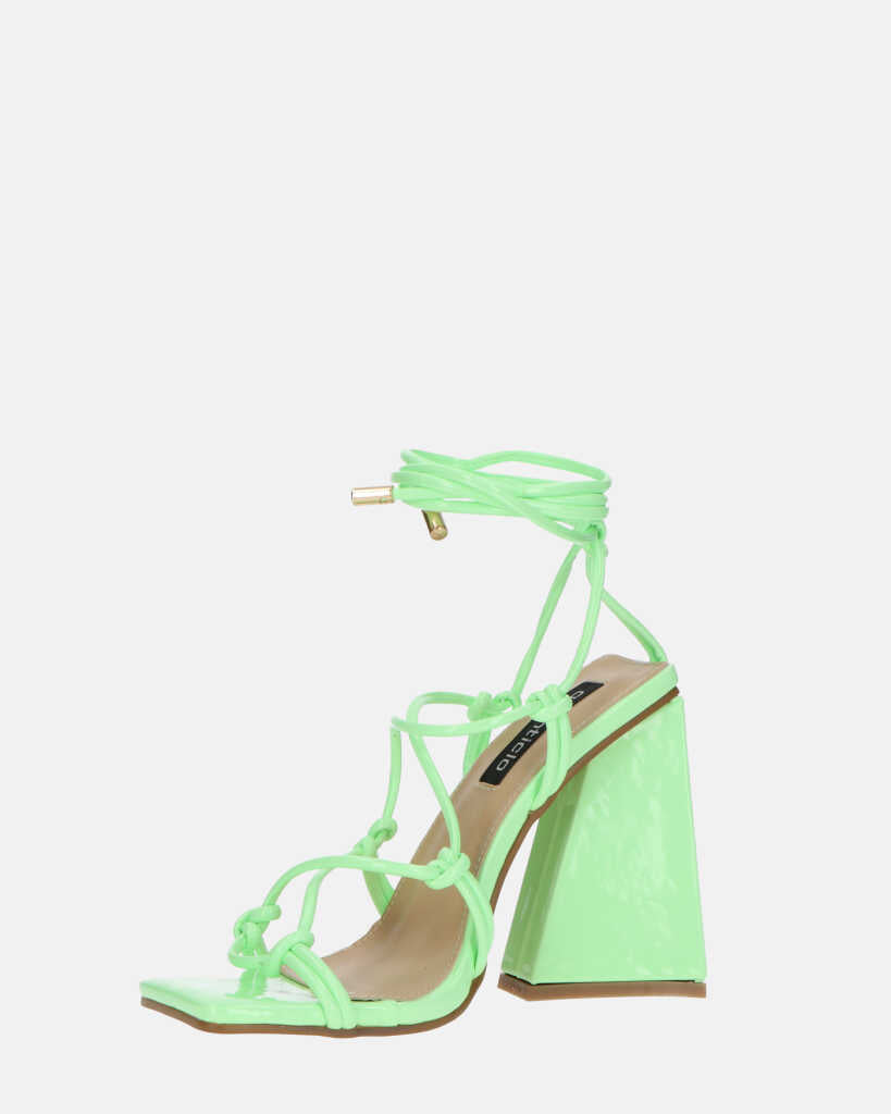 NURAY - sandali con tacco alto in glassy verde con lacci