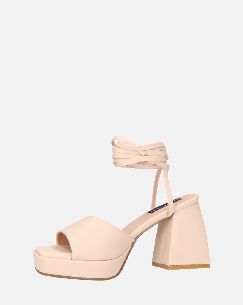 TOMI - sandali beige con lacci e tacco squadrato