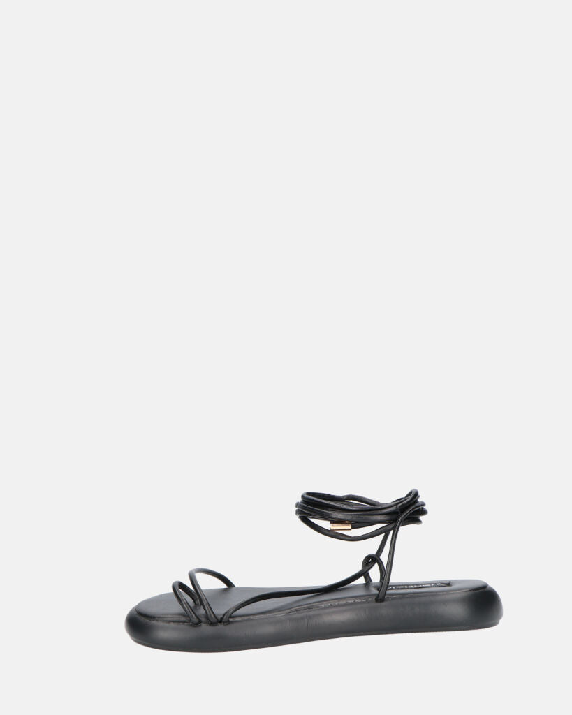 LACEY - tongs plates noir à lacets