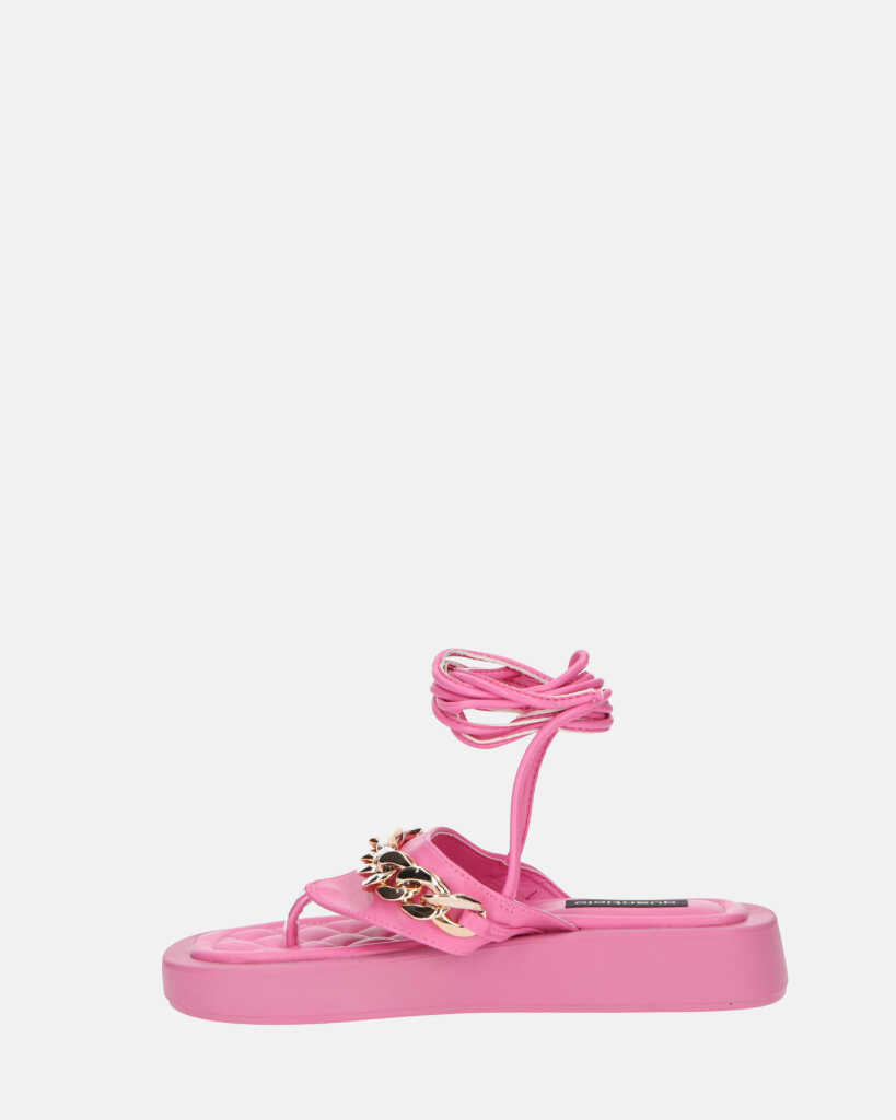 AURA - sandali bassi rosa con catena dorata e lacci