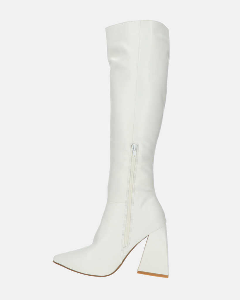 TRUDY - stivali alti con tacco alto in PU bianco