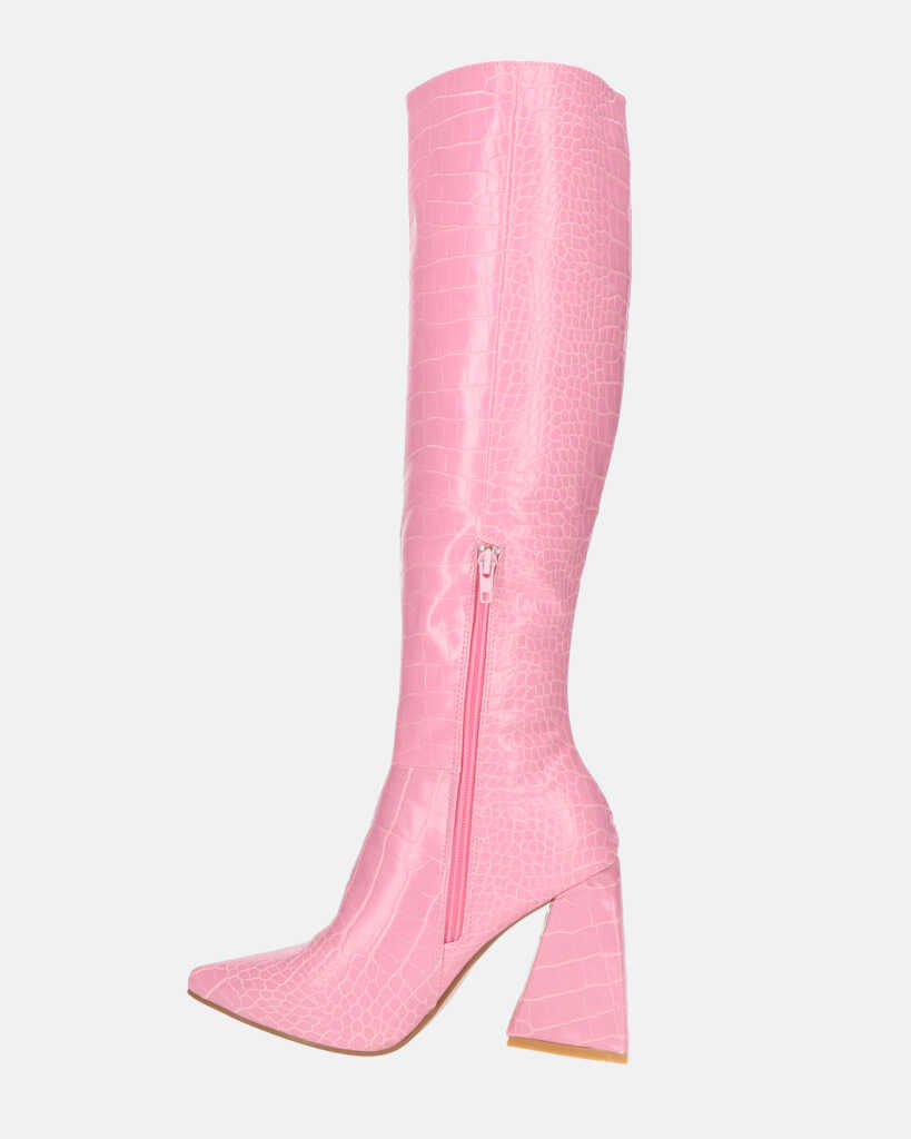 TRUDY - stivali alti con tacco alto in PU rosa con trama coccodrillo