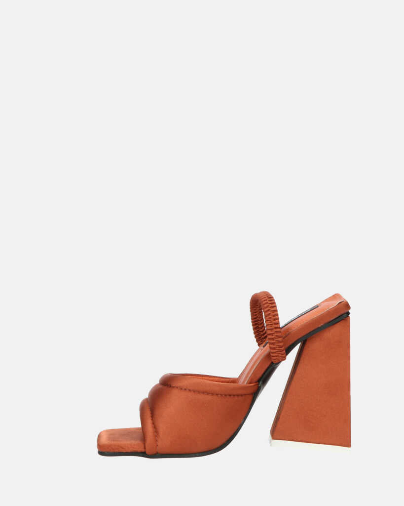 EMMI - sandali con tacco marroni con elastico