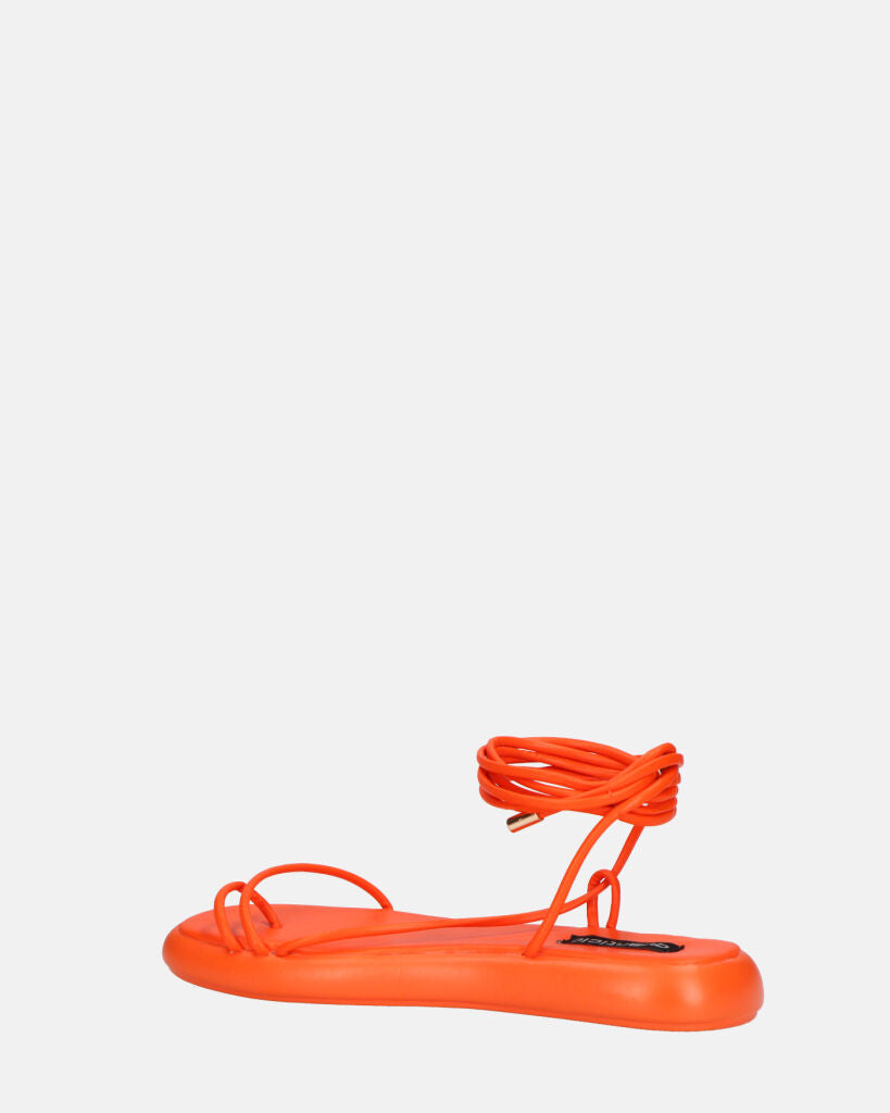 LACEY - sandali infradito bassi arancione con lacci