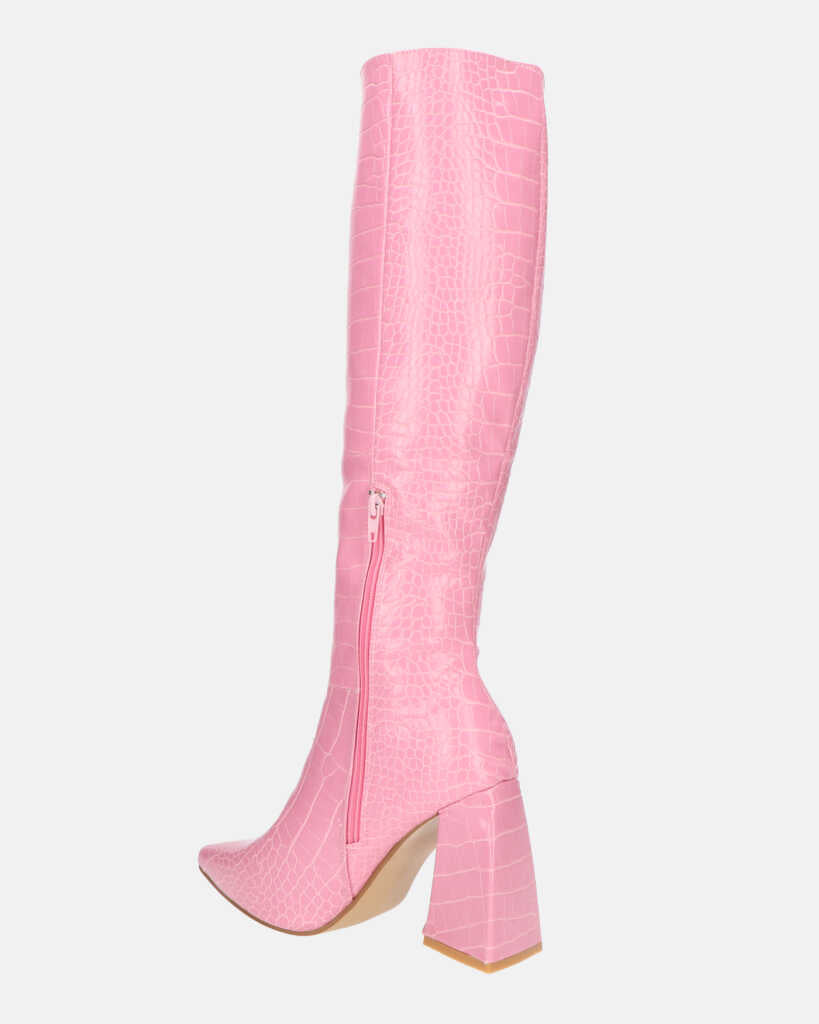 TRUDY - stivali alti con tacco alto in PU rosa con trama coccodrillo