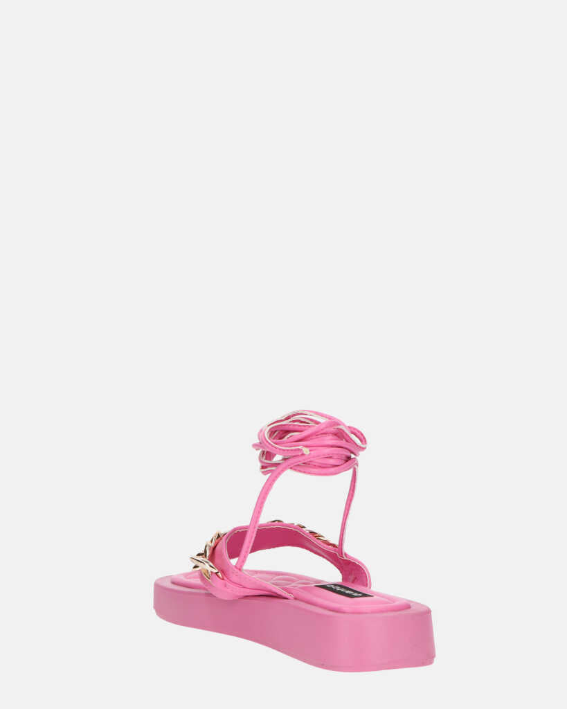 AURA - sandali bassi rosa con catena dorata e lacci