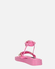 AURA - sandali bassi rosa con catena dorata e lacci
